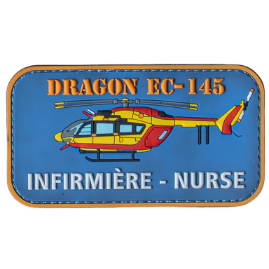 Ein Patch mit einem Helikopter, beschriftet mit "DRAGON EC-145" und "INFORMIÈRE - NURSE".