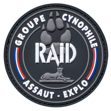 Rundes Abzeichen mit Bärentatze, Schriftzug "RAID" und den Farben der französischen Flagge.