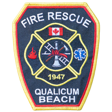 Wappen der Feuerwehr Qualicum Beach, Kanada, mit Symbolen für Feuerwehr und Rettungsdienst.