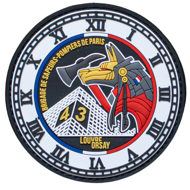 Rundes Emblem mit einem Drachenkopf und einer Pyramide, umgeben von römischen Ziffern.