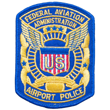 Abzeichen der Flughafenpolizei der FAA mit Flügeln und Wappen in Blau und Gold.
