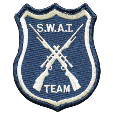 Abzeichen der SWAT-Team mit gekreuzten Gewehren auf blauem Hintergrund.