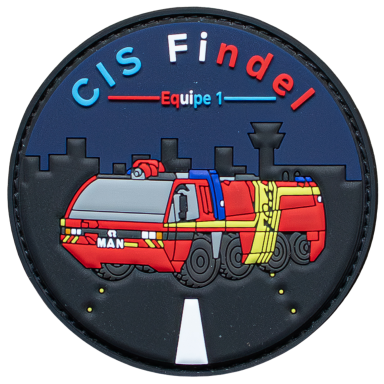 Rundes Abzeichen mit rotem Feuerwehrfahrzeug und der Aufschrift „CIS Findel, Equipé 1“.