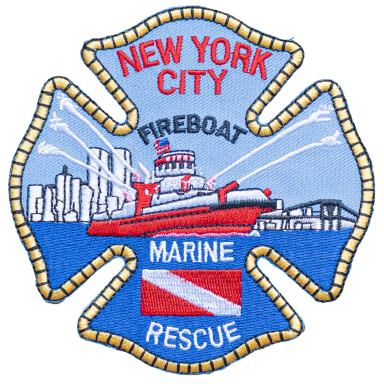 FDNY - Fire Boat Abzeichen der Feuerwehr von New York City mit einem Feuerwehrboot und Stadtansicht.