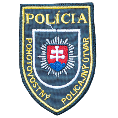 Wappen der Polizei mit der slowakischen Flagge und Schriftzug „Polícia“.