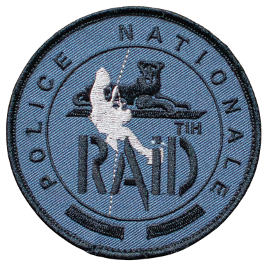 Abzeichen der französischen Polizei mit dem Schriftzug "RAID" und einem Löwen.