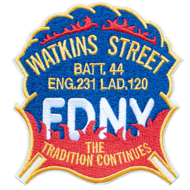 Abzeichen des FDNY, Watkins Street, Battalion 44, mit flammendem Design und Traditionstext.