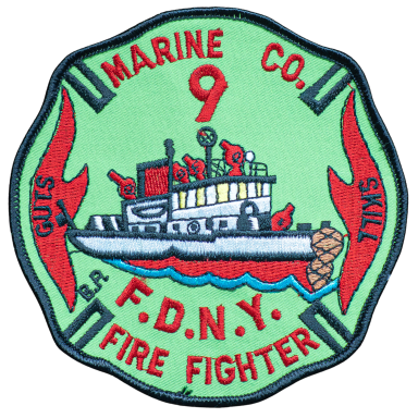FDNY - Marine Company 09 Wappen der Feuerwehr, zeigt ein Boot umgeben von Flammen und der Aufschrift "FDNY Fire Fighter".