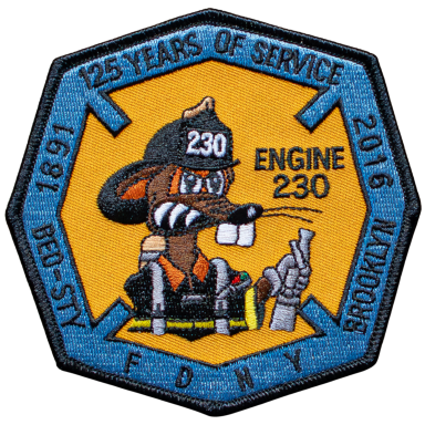 Abzeichen von Feuerwehr Engine 230, 125 Jahre Dienst, mit Maus in Feuerwehruniform.