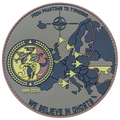 Ein Abzeichen mit Kartenmotiv von Europa und Flugzeugen, mit dem Text "WE BELIEVE IN GHOSTS".