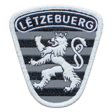 Wappen von Lëtzebuerg mit einem aufrechten Löwen und gestreiftem Hintergrund.