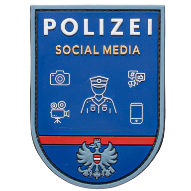 Blaues Abzeichen mit "Polizei", Social Media-Symbolen und einem Polizeibeamten.