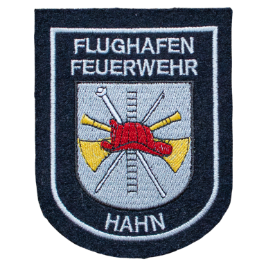Wappen der Flughafenfeuerwehr Hahn mit Äxten und Feuerwehrhelmen.