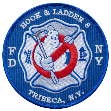 Abzeichen der Feuerwehr Tribeca mit dem Ghostbusters-Motiv und einem Feuerwehrhelm.