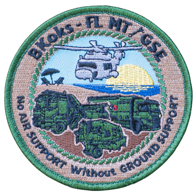 Logo mit Hubschrauber und Militärfahrzeugen vor Sonnenuntergang. Text: "No air support without ground support."