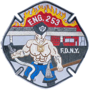 FDNY - Engine 253 Emblem von Feuerwehr New York, zeigt muskulösen Feuerwehrmann mit Ausrüstung.