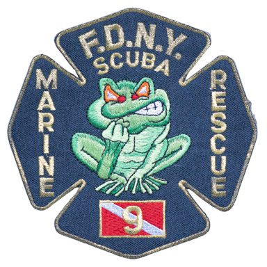 FDNY - Marine Rescue 09 Scuba Diver Abzeichen des FDNY Scuba Marine Rescue mit einem grünen Frosch und der Aufschrift "9".