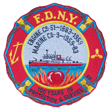 FDNY - 100 Jahre Marine Company 09 Wappen der FDNY, feiert 100 Jahre Schutz und Dienst, mit Feuerwehrmotiven.