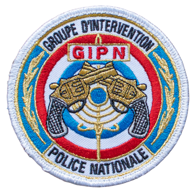 Wappen des Groupe d'Intervention der nationalen Polizei mit zwei gekreuzten Pistolen.