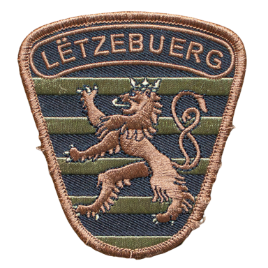 Abzeichen mit dem Schriftzug "Lëtzebuerg" und einem Löwen auf gestreiftem Hintergrund.