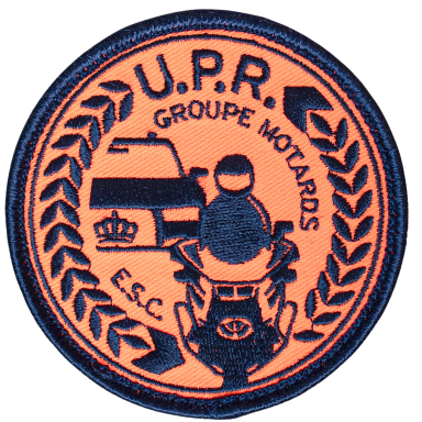 Emblem des U.P.R. Groupe Motards mit Motorrad und Auto in orange-blauem Design.