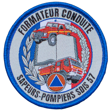 Abzeichen mit Feuerwehrfahrzeugen und der Aufschrift "Formateur Conduite Sapeurs-Pompiers".