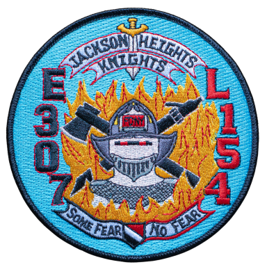 Runder Aufnäher mit dem Wappen der Jackson Heights Knights, Flammen und kreuzenden Äxten.