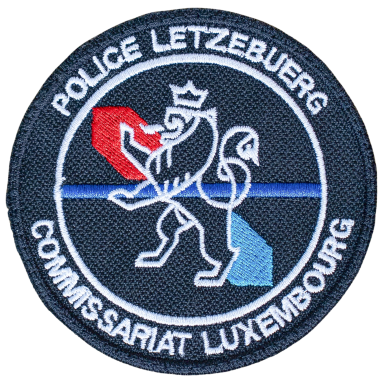 Wappen der Polizei Luxemburg mit Löwen und den Schriftzügen "POLICE LETZEBURG" und "COMMISSARIAT LUXEMBOURG".