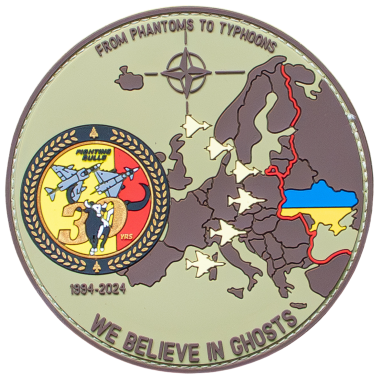 Wappen mit europäischer Karte, Aufschrift "We believe in ghosts" und Ukrainaflagge.