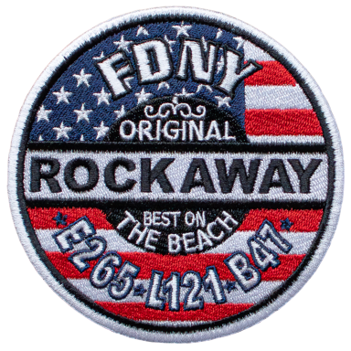 Emblem des FDNY mit dem Schriftzug "Rockaway" und amerikanischer Flagge.