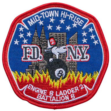 Wappen der Feuerwehr mit Feuerwehrsymbolen und urbanem Hintergrund.