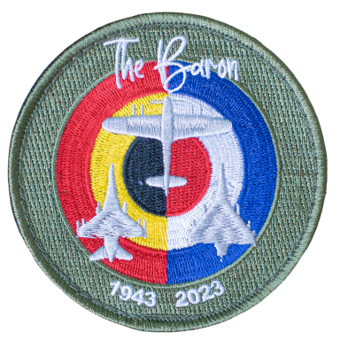 Patch mit Flugzeugen und den Farben Gelb, Rot, Blau, beschriftet "The Baron 1943-2023".