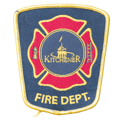 Abzeichen der Feuerwehr Kitchener mit einem goldenen Logo und rotem Kreuz.
