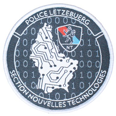 Wappen der luxemburgischen Polizei mit digitalen Motiven und der Aufschrift "Sektion Neue Technologien".