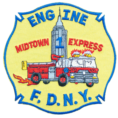 FDNY - Midtown Express Emblem der Feuerwehr mit einem Feuerwehrwagen und dem Empire State Building.