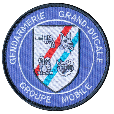 Wappen der Gendarmerie Grand-Ducale mit verschiedenen Symbolen in Blau und Weiß.
