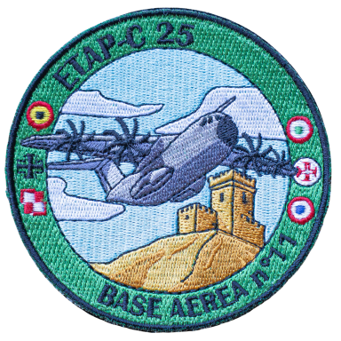 ETAP-C 25 - Base Area No. 11 Abzeichen mit einem Flugzeug über einer Burg, umgeben von Wolken und Flaggen.