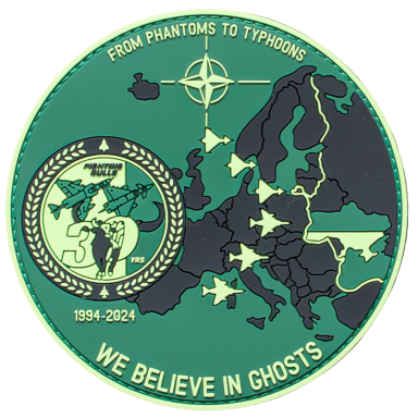 Wappen mit Europakarte, Flugzeugen und dem Text „We believe in ghosts“.