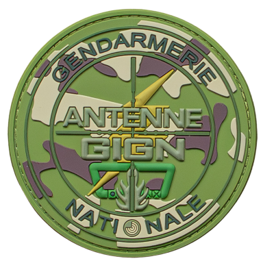 Wappen der Gendarmerie mit dem Schriftzug "Antenne GIGN" auf camouflagefarbenem Hintergrund.