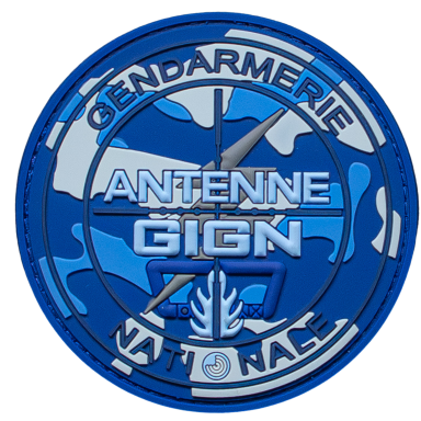 Runder Patch in Blau mit Text "Gendarmerie Antenne GIGN" und militärischen Motiven.