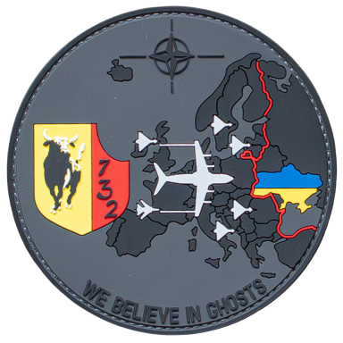 Abzeichen mit einer Karte Europas, einem Flugzeug und den Flaggen von Ukraine und einem weiteren Land.