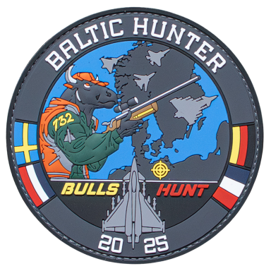 Abzeichen für die Übung "Baltic Hunter", zeigt einen Jagdbull in Uniform mit Flugzeuge im Hintergrund.