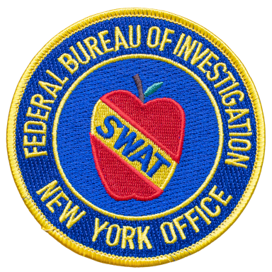 FBI SWAT-Abzeichen mit einem roten Apfel und dem Schriftzug „New York Office“.