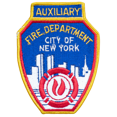FDNY - Auxiliary Wappen der Feuerwehr New York City, blau-gelb, mit Flamme und Stadtbild im Hintergrund.