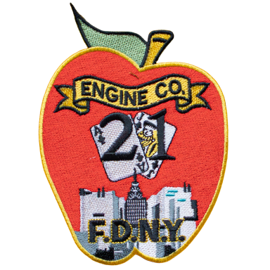 Wappen der Feuerwache 21 der FDNY in Form eines Apfels mit Spielkartenmotiven.