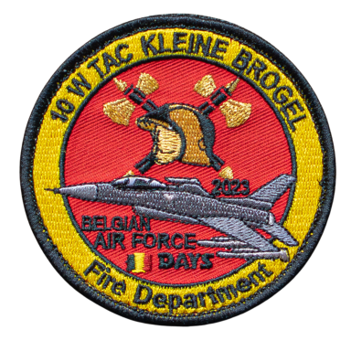 Wappen der Feuerwehr der belgischen Luftwaffe mit Flugzeug und Feuerwehrsymbolen.