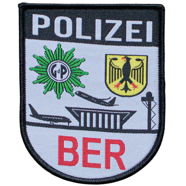Abzeichen der Polizei Berlin mit Wappen, Flughafen-Symbolen und der Abkürzung "BER".