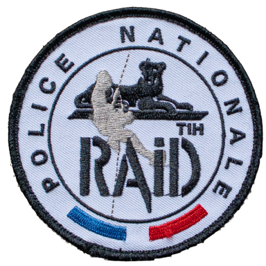 Abzeichen der französischen Polizei mit dem Schriftzug "RAID" und den Farben Blau und Rot.