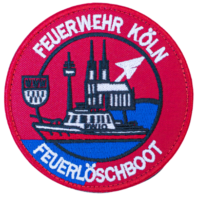 Abzeichen der Feuerwehr Köln mit einem Feuerlöschboot und Kölner Dom im Hintergrund.