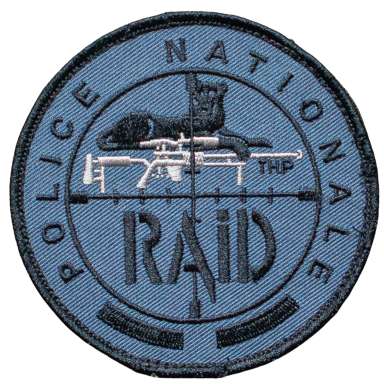 Abzeichen der nationalen Polizeieinheit RAID mit Hund und Gewehrsymbol.